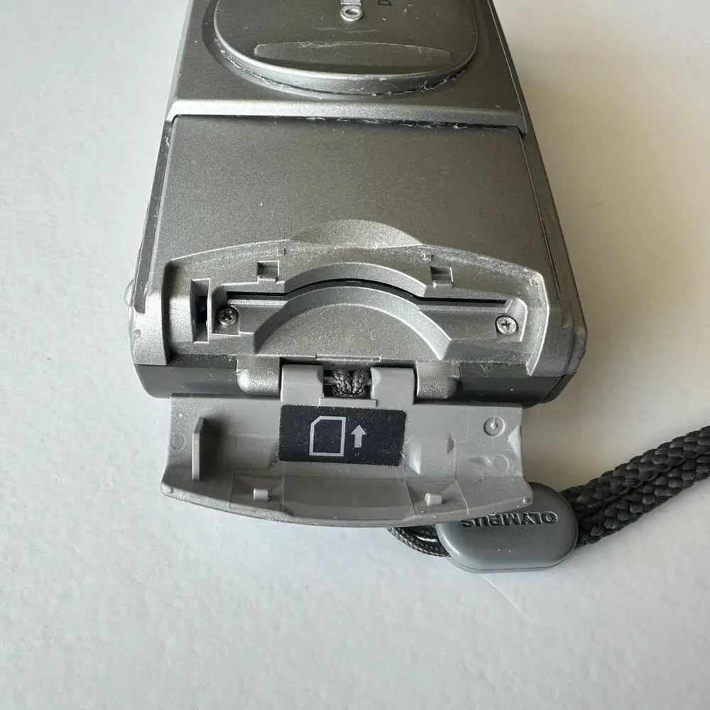 Olympus Camedia D-520 Zoom Digital Camera 2.0 MP Tested Works No Cords/MediaCard